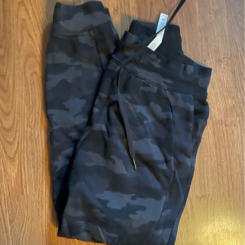 Lululemon jogger size 4
